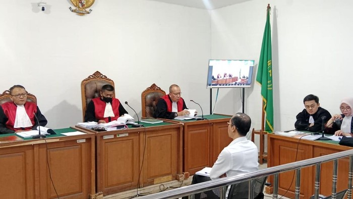 Terdakwa Reimar dan penasihat hukumnya menyampaikan nota pembelaan di hadapan Majelis Hakim Tipikor PN Palembang.