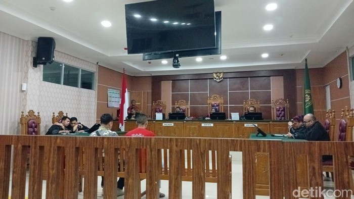 Terdakwa Weerapat Phongwan saat mendengar sidang putusan di PN Batam. (Foto: Alamudin Hamapu/detikSumut)