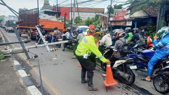 Tiang listrik roboh di Taman Sidoarjo