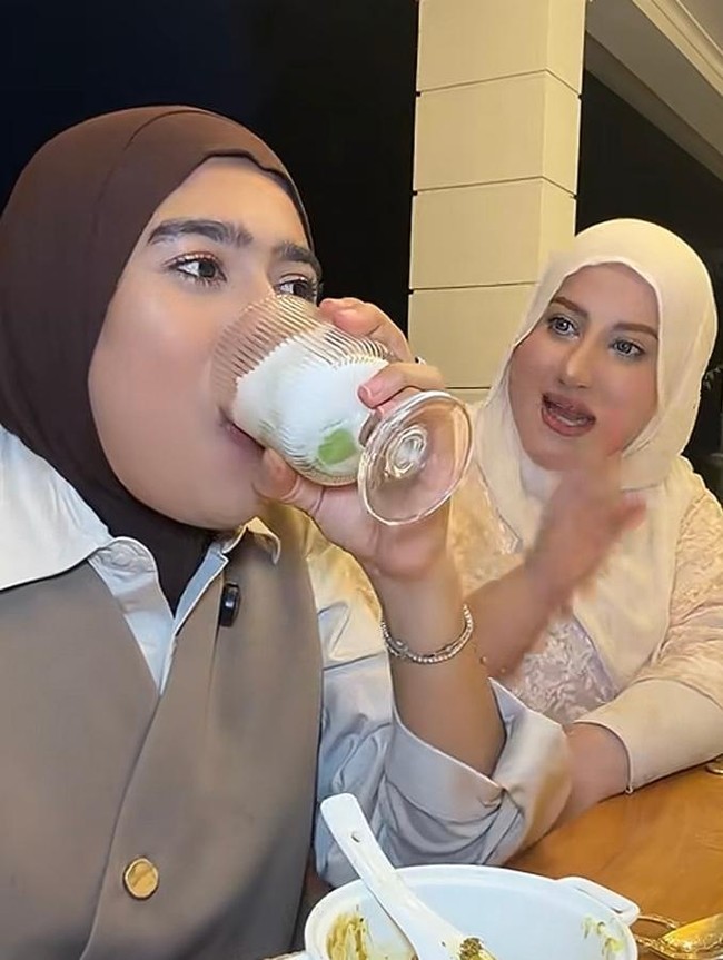 TikToker Ayu Wisya Kaget Buka Puasa di Rumah Tasyi Athasyia, Menunya Super Lengkap!