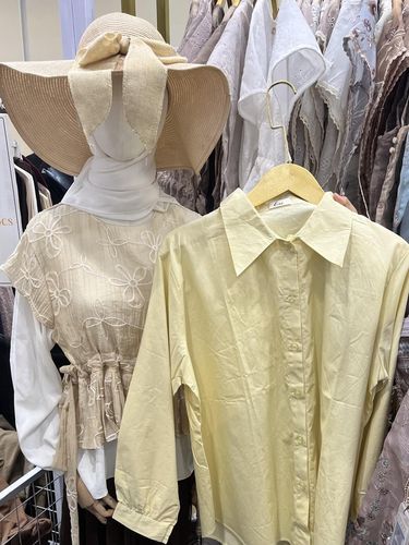 Koleksi serba butter yellow di bazar hijab dan busana muslim, Rendezvous Modest Market X Bank Syariah Nasional mulai dari 3-15 Maret 2026 di AEON Tanjung Barat, Jakarta.