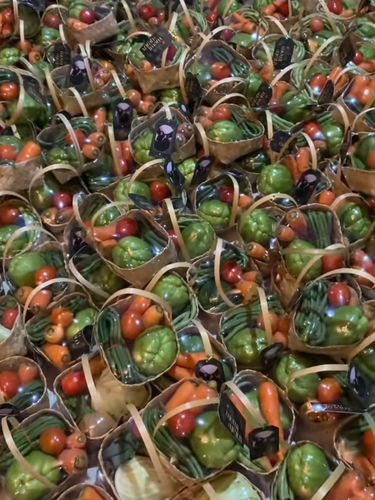 Tren souvenir pernikahan kini beralih ke paket sayur segar yang unik dan estetik. Selain bermanfaat untuk dapur tamu, ide ini ramah lingkungan dan sedang viral.