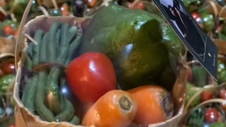 Viral Souvenir Pernikahan Unik Berisi Sayur Segar, Tamu Pulang Bawa Labu Siam