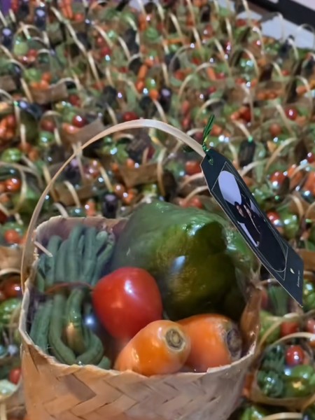 Viral Souvenir Pernikahan Unik Berisi Sayur Segar, Tamu Pulang Bawa Labu Siam