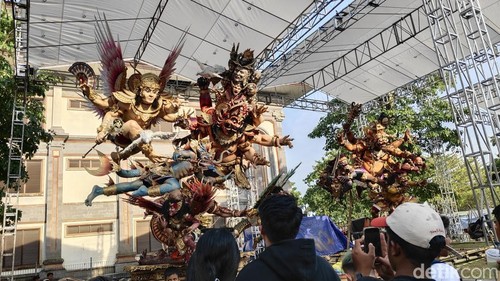 Tujuh ogoh-ogoh terbaik dari berbagai desa adat di Kabupaten Badung akan memulai parade di Lapangan Balai Budaya Giri Nata Mandala, Puspem Badung, Jumat (6/3/2026). (Agus Eka)