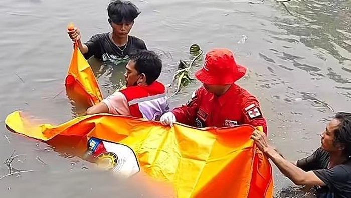 Upaya evakuasi mayat Mr X di Palembang