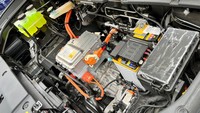 Dibekali baterai Lithium Iron Phosphate (LFP), Limo Green diklaim mampu menempuh jarak hingga 450 km dalam sekali pengisian daya untuk mengoptimalkan siklus operasional sekaligus meminimalkan waktu henti armada. Foto: Luthfi Anshori/detikOto