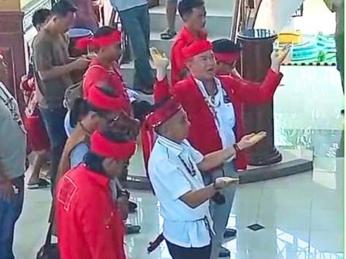 Wakil Bupati Nunukan, Hermanus (baju putih) saat mendatangi Kantor Bupati Nunukan. (dok Istimewa)