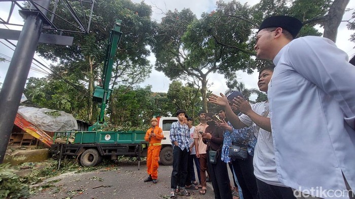 Wakil Wali Kota Cimahi berbincang dengan pedagang yang warungnya terdampak puting beliung