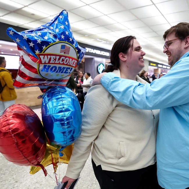 Warga AS Dievakuasi dari Timur Tengah Tiba di Bandara Dulles