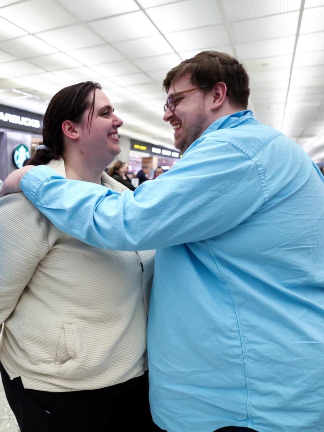 Warga AS Dievakuasi dari Timur Tengah Tiba di Bandara Dulles
