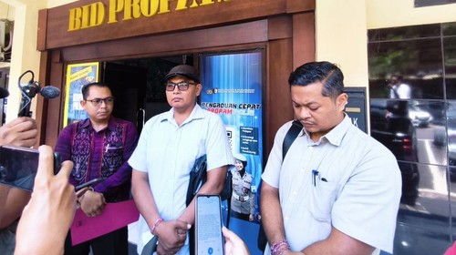 Warga Badung inisial IGA didampingi kuasa hukumnya mendatangi Propam Polda Bali, Jumat (6/3/2026). IGA melaporkan penyidik Polres Badung. (Abid Ahmad Ibrahim/detikBali)