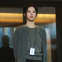 6 Alasan Nonton Drakor We Are All Trying Here, Go Youn Jung Tampil Beda