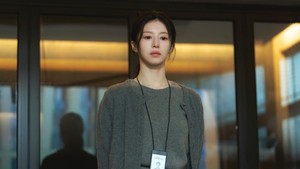 Go Youn Jung akan memerankan Byeon Eun Ah di We Are All Trying Here. Dia bekerja sebagai produser di rumah produksi Choi Film dan dikenal dengan julukan Si Kapak. (Foto: dok. JTBC)
