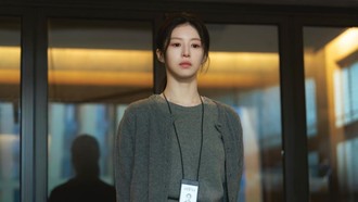 6 Alasan Nonton Drakor We Are All Trying Here, Go Youn Jung Tampil Beda