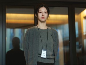 6 Alasan Nonton Drakor We Are All Trying Here, Go Youn Jung Tampil Beda