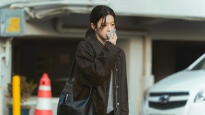 Seperti kebanyakan orang di dunia, Byeon Eun Ah juga sedang berusaha mencari keseimbangan dan ketenangan hidup. Tapi trauma masa lalunya terus muncul, bikin dia mimisan terus kalau lagi kewalahan dengan hidup. (Foto: dok. JTBC)