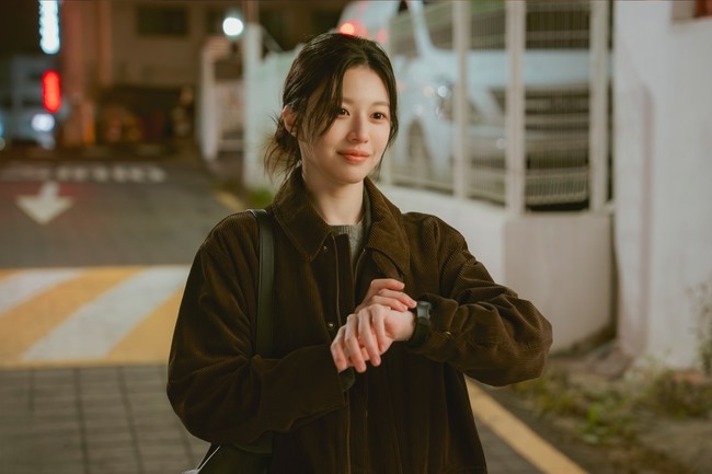 Go Youn Jung dinobatkan sebagai aktris terpopuler di bulan Agustus 2026. Setelah memborong piala Blue Dragon Series Awards, sang aktris meningkatkan antisipasi penggemar dengan penampilannya sebagai bintang film Nambeol bersama Park Hae Joon, Lee Byung Hun, dan Lee Do Hyun. Foto: dok. JTBC