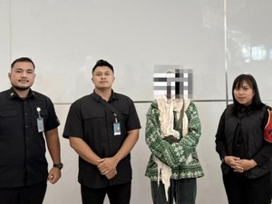 Pelatih Surfing Ilegal dari Aussie Diciduk Imigrasi di Pantai Lakey