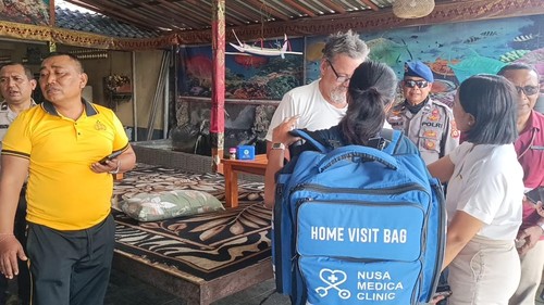 Warga asing asal Rusia bernama Iurii Orlov dicek kesehatannya usai dievakuasi dari laut Pantai Lebih, Desa Lebih, Gianyar, Jumat (6/2/2026).