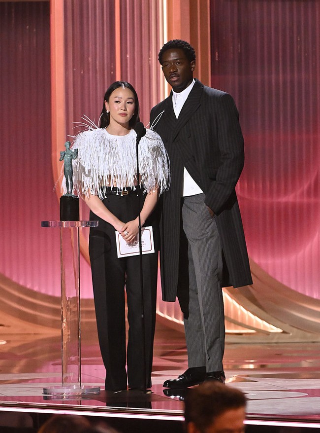 Pemeran Sophie Baek di musim keempat serial Netflix Bridgerton eksis di karpet merah mengenakan celana panjang berpotongan tailored yang dipadukan dengan crop top. Pilihan gayanya mencuri atensi karena memberi sentuhan formal yang tidak biasa. Foto: Variety via Getty Images/Michael Buckner