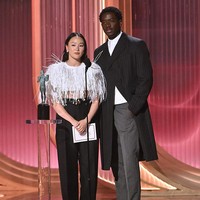 Pemeran Sophie Baek di musim keempat serial Netflix Bridgerton eksis di karpet merah mengenakan celana panjang berpotongan tailored yang dipadukan dengan crop top. Pilihan gayanya mencuri atensi karena memberi sentuhan formal yang tidak biasa. Foto: Variety via Getty Images/Michael Buckner