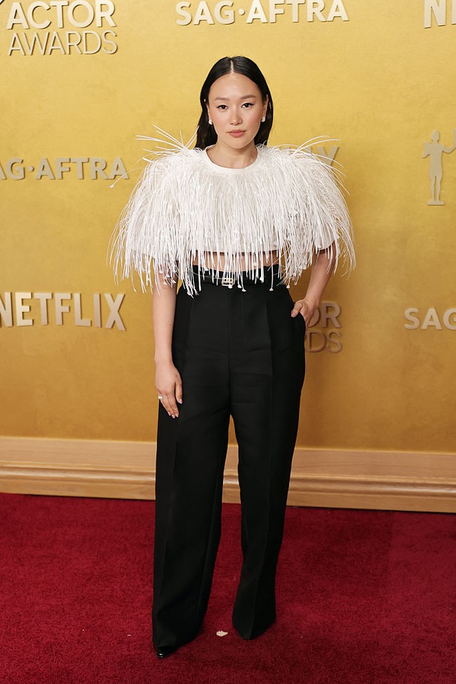 Yerin Ha tampil berbeda di tengah deretan gaun glamor saat menghadiri Actor Awards 2026. Aktris asal Australia ini memilih busana minimal dan tidak awam dikenakan di red carpet ajang penghargaan besar. Foto: Getty Images/Neilson Barnard