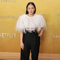 Gaya Bintang Bridgerton Yerin Ha Padukan Crop Top & Celana Jadi Busana Formal