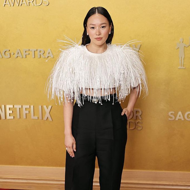 Gaya Bintang Bridgerton Yerin Ha Padukan Crop Top & Celana Jadi Busana Formal