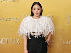 Gaya Bintang Bridgerton Yerin Ha Padukan Crop Top & Celana Jadi Busana Formal