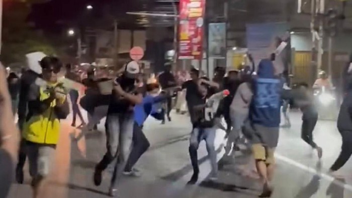 Aksi perang senjata mainan di Jalan Andi Djemma Makassar.