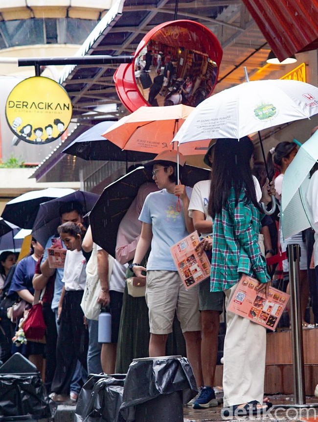 Antrean Kuliner Blok M Tetap Ramai Meski Hujan Akhir Pekan Ramadan