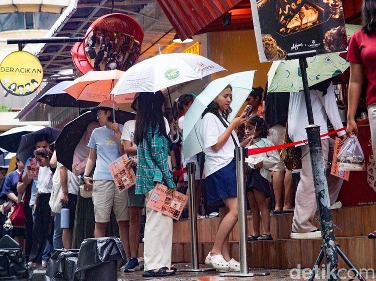 Antrean Kuliner Blok M Tetap Ramai Meski Hujan Akhir Pekan Ramadan
