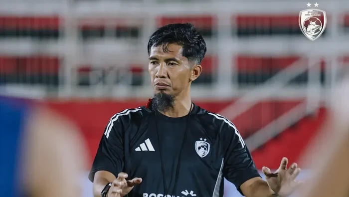 Asisten Pelatih PSM Makassar Ahmad Amiruddin memimpin latihan di Stadion Gelora Kie Raha jelang melawan Malut United.