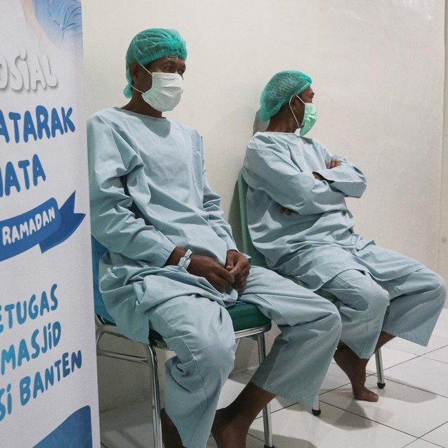 Bakti Sosial Ramadan, Pengurus Masjid di Banten Jalani Operasi Katarak Gratis