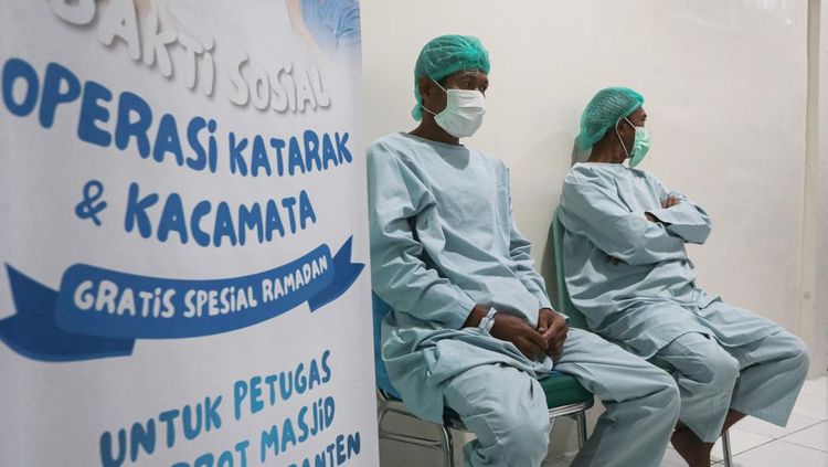 Bakti Sosial Ramadan, Pengurus Masjid di Banten Jalani Operasi Katarak Gratis