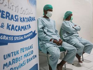Bakti Sosial Ramadan, Pengurus Masjid di Banten Jalani Operasi Katarak Gratis