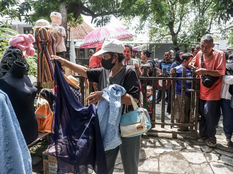 Berbagi Baju Lebaran Gratis, Ruang Solidaritas Joli Jolan Ramai Dikunjungi Warga Solo