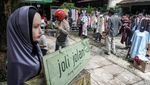 Berbagi Baju Lebaran Gratis, Ruang Solidaritas Joli Jolan Ramai Dikunjungi Warga Solo