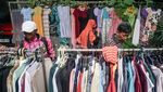Berbagi Baju Lebaran Gratis, Ruang Solidaritas Joli Jolan Ramai Dikunjungi Warga Solo