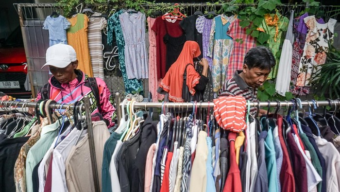 Warga memilih pakaian layak pakai gratis pada kegiatan Berburu Baju Lebaran komunitas Joli Jolan di Kerten, Laweyan, Solo, Jawa Tengah, Sabtu (7/3/2026). Ruang solidaritas berbagi dan bertukar pakaian bekas layak pakai Joli Jolilan tersebut bertujuan untuk edukasi mengurangi perilaku konsumtif masyarakat sekaligus menjadi alternatif mendapatkan baju lebaran dengan gratis. ANTARA FOTO/Mohammad Ayudha