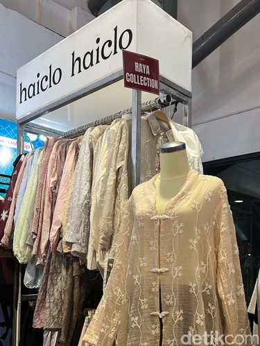 Berburu koleksi Lebaran model cheongsam di bazar hijab dan busana muslim, Rendezvous Modest Market X Bank Syariah Nasional mulai dari 3-15 Maret 2026 di AEON Tanjung Barat, Jakarta.