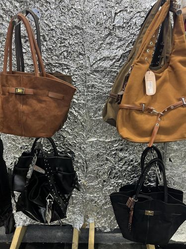 Koleksi tas untuk Lebaran 2026 di Rendezvous Modest Market X Bank Syariah Nasional mulai dari 3-15 Maret 2026 di AEON Tanjung Barat, Jakarta.