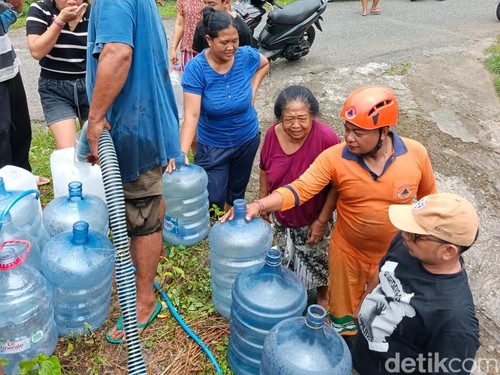 BPBD salurkan air bersih untuk warga terdampak pipa hanyut di Desa Banjar Tegeha, Kecamatam Banjar, Buleleng, Sabtu (7/3/2026).