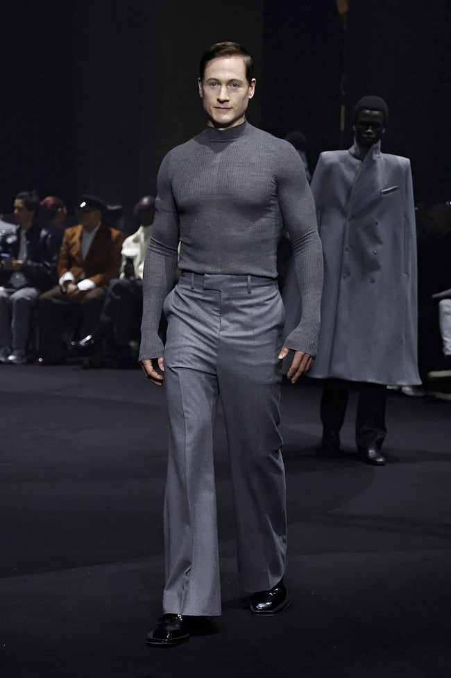 Ada kejutan di peragaan busana Matieres Fecales yang digelar dalam rangkaian Paris Fashion Week Fall/Winter 2026 baru-baru ini. Di antara para model yang berperawakan menyeramkan di catwalk, muncul sosok Bryan Johnson. (Foto: Estrop/Getty Images)