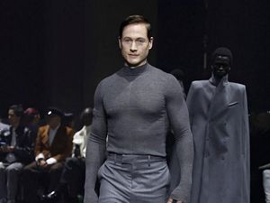Foto: Miliuner Kontroversial yang Terobsesi Muda Jadi Model Paris Fashion Week