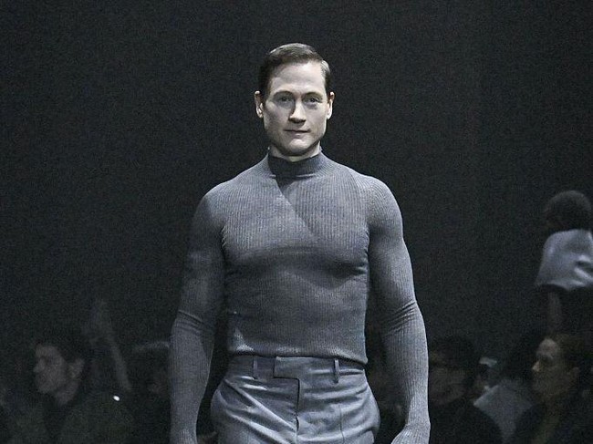 Bryan Johnson menambah daftar para konglomerat pria yang eksis di pekan mode dunia baru-baru ini. CEO Meta Mark Zuckerberg duduk di front row peragaan Prada di Milan Fashion Week sebelumnya. Lalu Jeff Bezos dan Lauren Sanchez juga muncul di musim peragaan couture beberapa waktu lalu. (Foto: Victor VIRGILE/Gamma-Rapho via Getty Images)