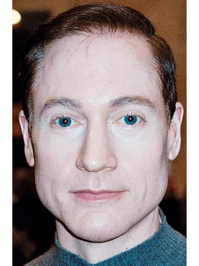 Untuk bawahan, ia memakai celana bahan bergaya klasik dan sepatu hitam kulit formal. Aura Bryan sebagai seorang pengusaha pun terpancar kuat. (Foto: Instagram/@matieresfecales)