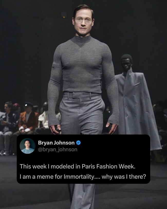 Bryan, miliuner 48 tahun yang terobsesi untuk hidup dengan perawakan yang lebih muda, berjalan di bagian akhir peragaan. “Sekuen penutup (berjudul Para Manusia Abadi) adalah tentang jenis kekuatan yang baru. Lebih dari sekadar uang dan status, tapi juga akses yang dapat memperpanjang usia manusia,” tulisnya di Instagram.  (Foto: Instagram/@bryanjohnson)