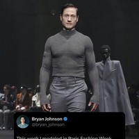 Bryan, miliuner 48 tahun yang terobsesi untuk hidup dengan perawakan yang lebih muda, berjalan di bagian akhir peragaan. “Sekuen penutup (berjudul Para Manusia Abadi) adalah tentang jenis kekuatan yang baru. Lebih dari sekadar uang dan status, tapi juga akses yang dapat memperpanjang usia manusia,” tulisnya di Instagram.  (Foto: Instagram/@bryanjohnson)